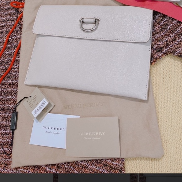 BURBERRY D-ring Leather Pouch With Coin Case - Picture 3 of 16